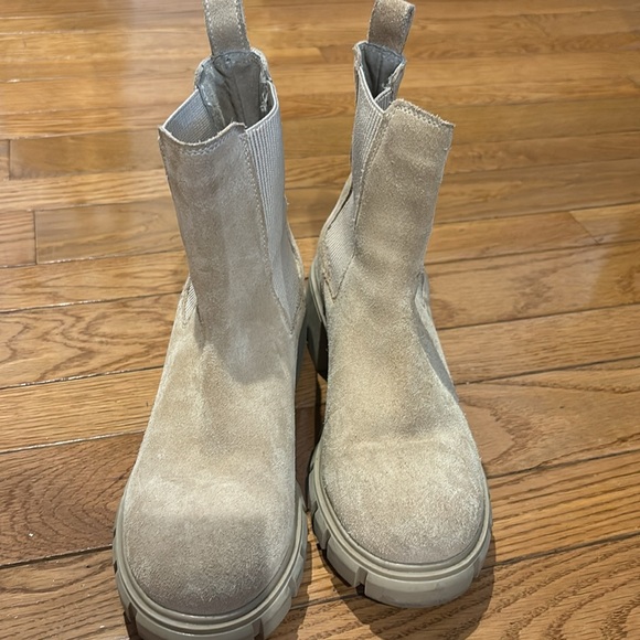 Steve Madden Lug sole pull on boot - Picture 2 of 4